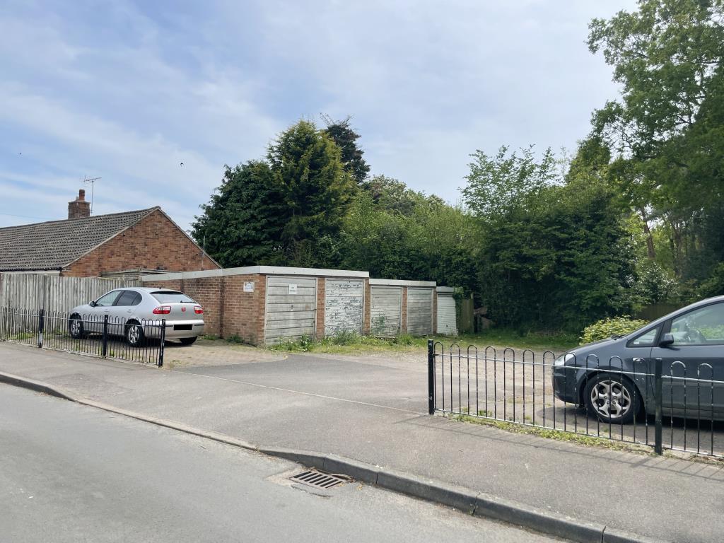 Lot: 20 - GARAGES AND LAND WITH POTENTIAL FOR DEVELOPMENT -